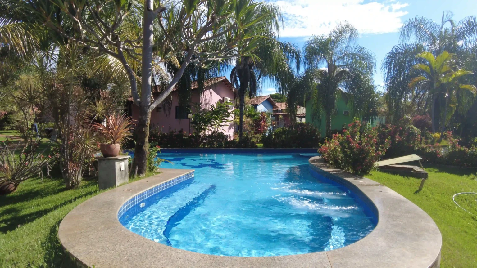 Piscina do Rosa Spa cercada de palmeiras e jardins